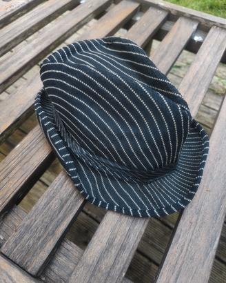 cappello nero e bianco 58