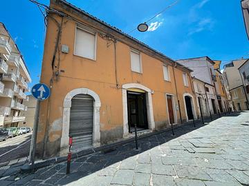 Via Orefici - Locale di 80 mq con doppia vetrina