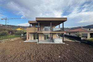 PORZIONE DI BIFAMILIARE A GARDA