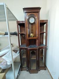 Mobile con vetrine, marmo nero e orologio pendolo