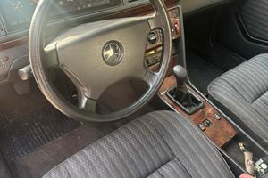 Mercedes 200E - UNICOPROPRIETARIO