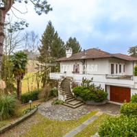VILLA BIFAMILIARE con GIARDINO PRIVATO, BOX AUTO e