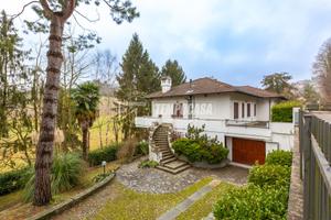 VILLA BIFAMILIARE con GIARDINO PRIVATO, BOX AUTO e