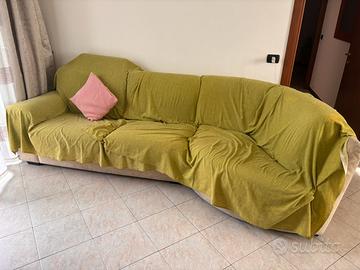 Divano 3 posti. Con  puff