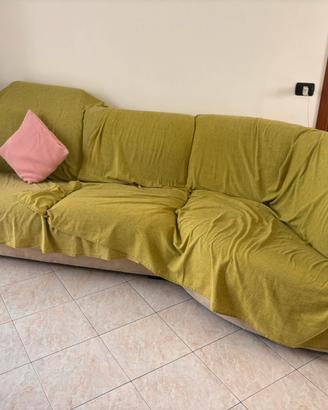Divano 3 posti. Con  puff