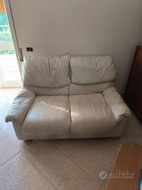 divano in pelle bianca 