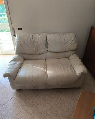 divano in pelle bianca 