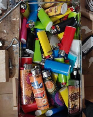 75 accendini piccoli + 5 grandi funzionanti