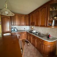 Cucina classica in legno con tavolo e sedie