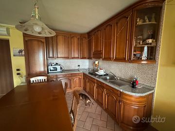 Cucina classica in legno con tavolo e sedie