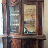 Arredo classico artigianale: vetrina e tavolo