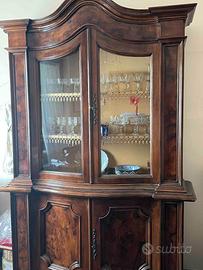 Arredo classico artigianale: vetrina e tavolo