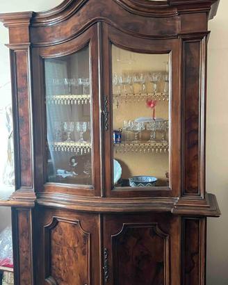 Arredo classico artigianale: vetrina e tavolo