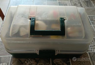 Cassettiera con attrezzature per la pesca 