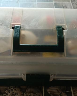 Cassettiera con attrezzature per la pesca 