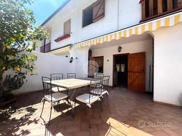 VILLA A SCHIERA A SABAUDIA