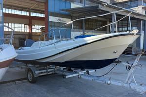 Boston whaler outrage 21.4