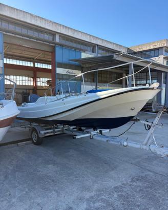 Boston whaler outrage 21.4