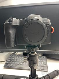 Canon EOS R8 con obiettivi
