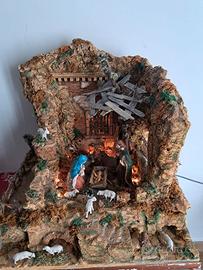 Presepe fatto a mano con pastori e luci.
