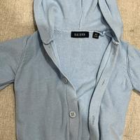 Cardigan azzurro con orecchiette