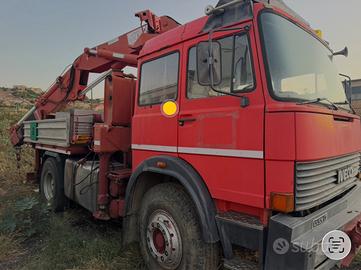 Iveco 190/35 con gru