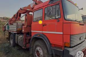Iveco 190/35 con gru