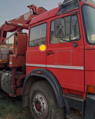 Iveco 190/35 con gru