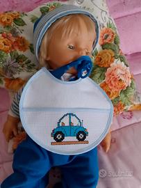 Bavetta neonato ricamata a mano punto croce 