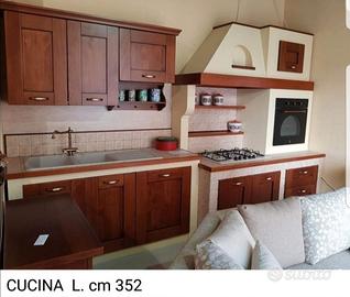 Cucina con muratura lunghezza cm 353