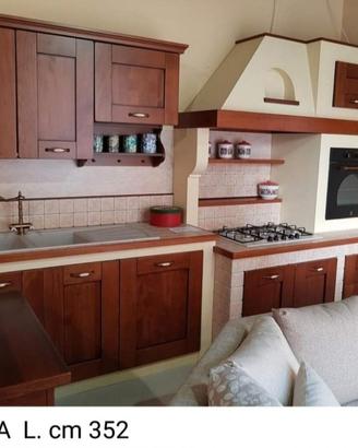 Cucina con muratura lunghezza cm 353