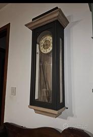 Orologio a pendolo restaurato moderno