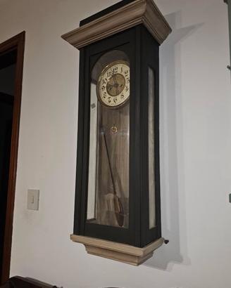 Orologio a pendolo restaurato moderno