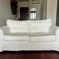 Divano bianco e due poltrone