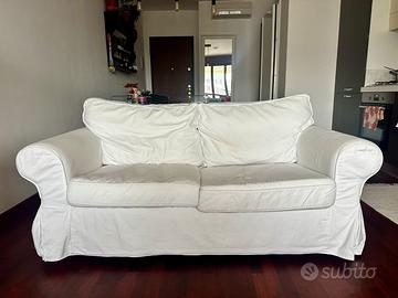 Divano bianco e due poltrone