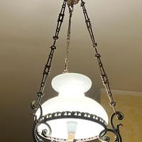 Lampadario vintage in metallo, vetro e ceramica