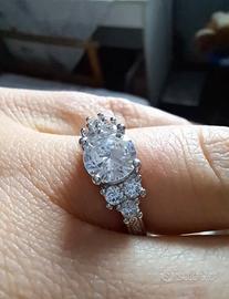 anello con diamanti trilogy