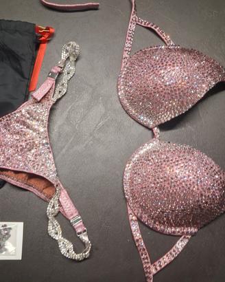 Bikini da gara bodybuilding rosa e agente scintill