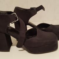 Scarpa con plateau nera