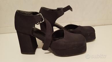 Scarpa con plateau nera