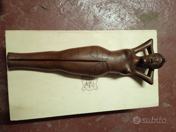 Scultura donna schiaccianoci
