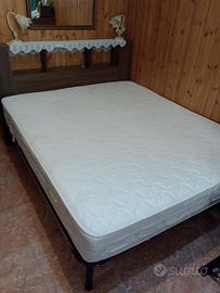 Letto contenitore testiera-comodino
