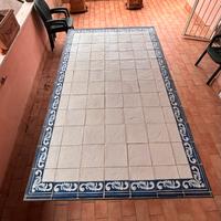 Tavolo da esterno con piastrelle dipinte a mano