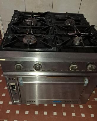 CUCINA 4 FUOCHI GAS CON FORNO + FRY TOP a GAS