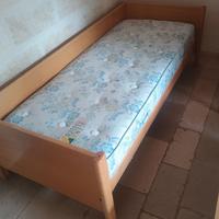 Coppia di letti singoli con tavolino