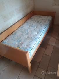 Coppia di letti singoli con tavolino