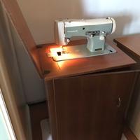 macchina da cucire con mobile