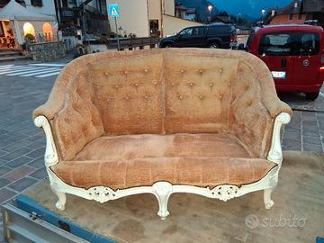 divano vintage più due sedie più cuscini abbinati