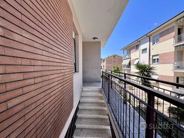 Appartamento con garage, zona Giardini