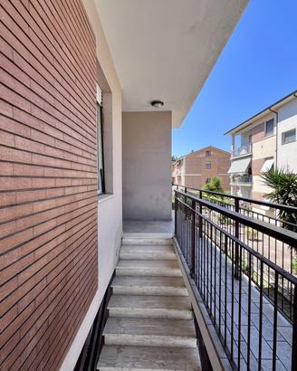 Appartamento con garage, zona Giardini